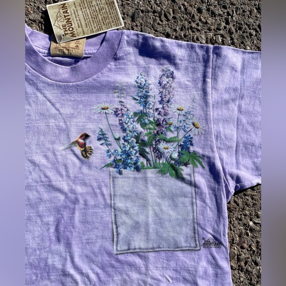 The Mountain Tops - NWT Vintage 2002 The Mountain Susan Bourdet Hummingbird Pocket Tee Purple M